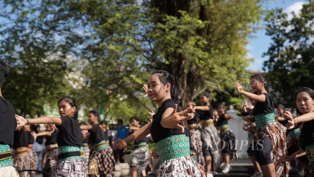 Pelajar Sekolah Menengah Kejuruan Negeri 1 (SMKI) Yogyakarta menari bersama dalam Street Performance Nitilaku 2022 di Jalan Malioboro, DI Yogyakarta, Minggu (18/12/2022). 