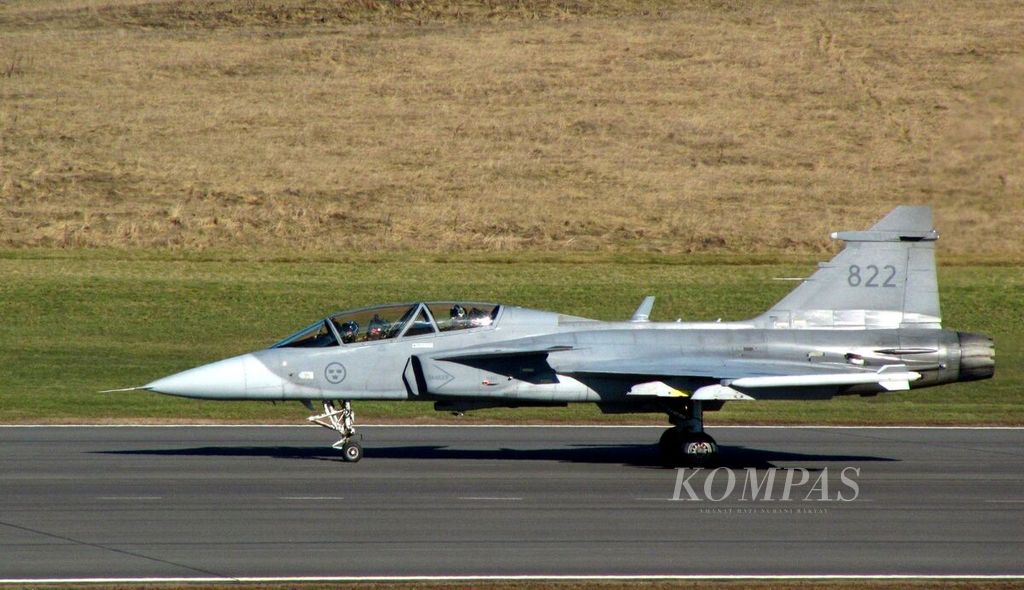 Jet tempur Saab JAS 39 Gripen D (berkursi tandem) baru saja mendarat setelah melakukan demo terbang di hadapan wartawan Indonesia di Linkoping, Swedia, 10 Maret 2015.