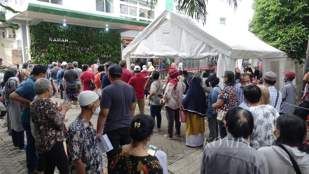 Warga antusias mengantre untuk mendapatkan vaksin penguat di Puskesmas Kecamatan Duren Sawit, Jakarta Timur, Senin (17/1/2022).