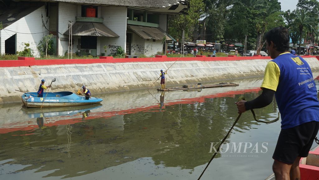 Petugas kebersihan dari Dinas Pekerjaan Umum dan Penataan Ruang Kota Palembang membersihkan aliran Sungai Lambidaro di Palembang, Sumatera Selatan, Selasa (24/5/2022). Pembersihan sungai rutin dilakukan untuk meminimalisasi risiko banjir.