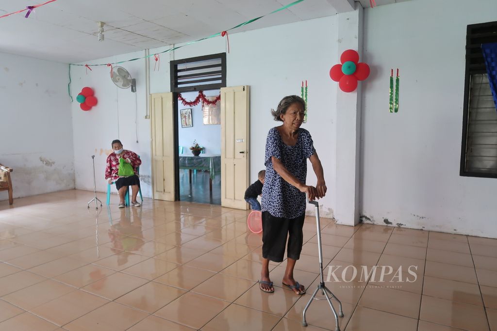 Tampak para penghuni panti werdha berjalan dalam ruangan yang berhiaskan hiasan Natal di Lembaga Kesejahteraan Sosial Lanjut Usia Ina II di Pakowa Lingkungan II, Wanea, Manado, Sulawesi Utara, Minggu (18/12/2022).