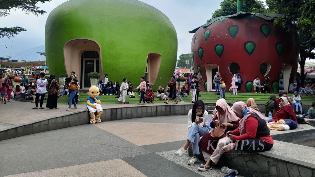 Wisatawan domestik menikmati suasana Alun-alun Kota Batu di Kota Batu, Jawa Timur, Minggu (11/6/2023). Seiring memudarnya pandemi, jumlah wisatawan ke kota berhawa sejuk itu kian meningkat, terutama saat libur sekolah.