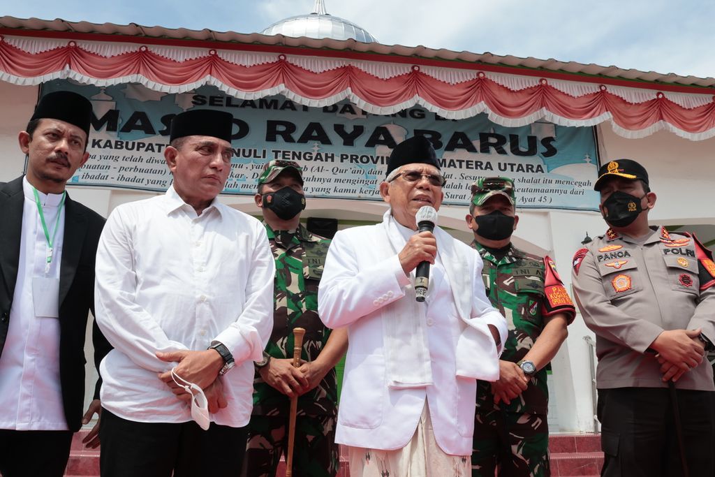 Wakil Presiden Ma'ruf Amin menyampaikan keterangan kepada wartawan di Masjid Raya Barus, Kabupaten Tapanuli Tengah, Provinsi Sumatera Utara, Rabu (15/2/2023). 
