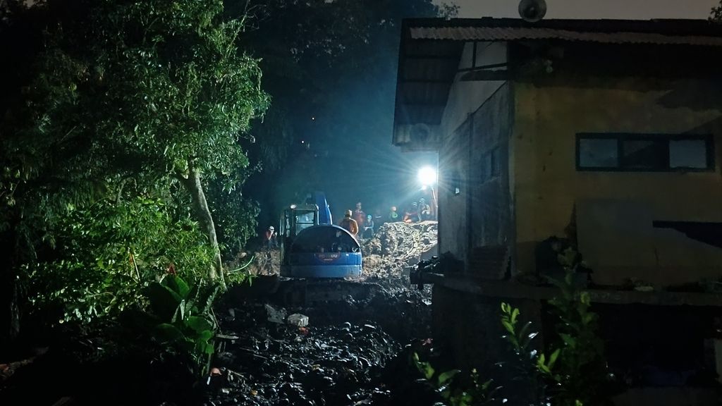 Hingga pukul 21.00, tim SAR dibantu alat berat kembali melanjutkan pencarian dua korban longsor, Kamis (16/3/2023), di Kampung Sirna Sari, Kelurahan Empang, Bogor Selatan, Kota Bogor. Sebelumnya, pada Kamis sore petugas menemukan dua korban.
