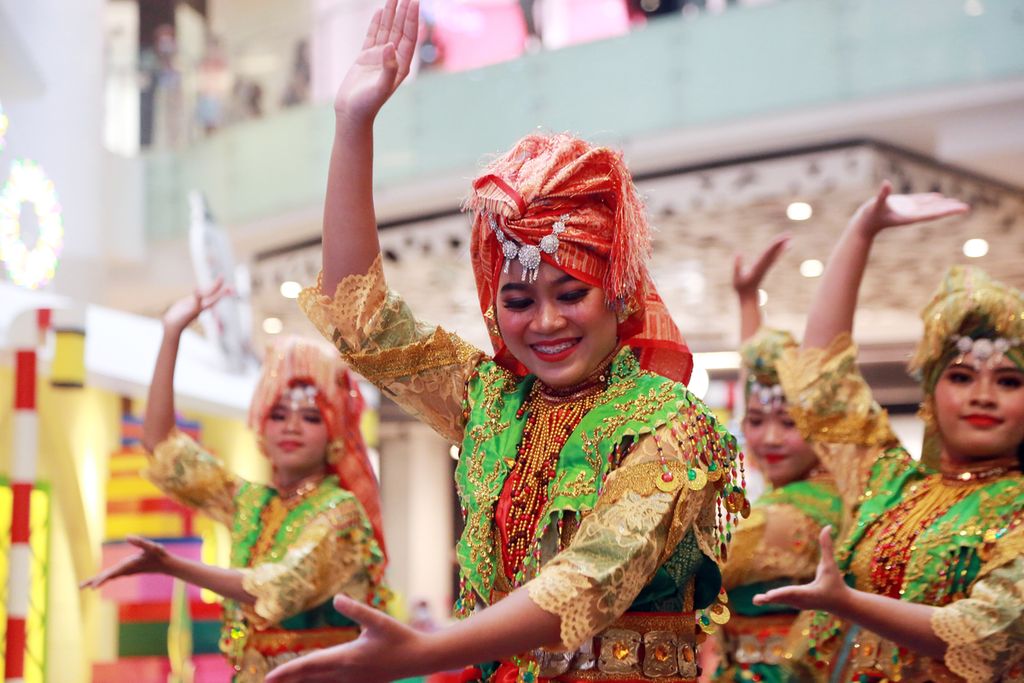 Penari tampil dalam acara Pentas Akhir Tahun 2022 di Gandaria City, Jakarta Selatan, Minggu (18/12/2022). Acara ini menampilkan 20 tarian dari sejumlah daerah di Indonesia.