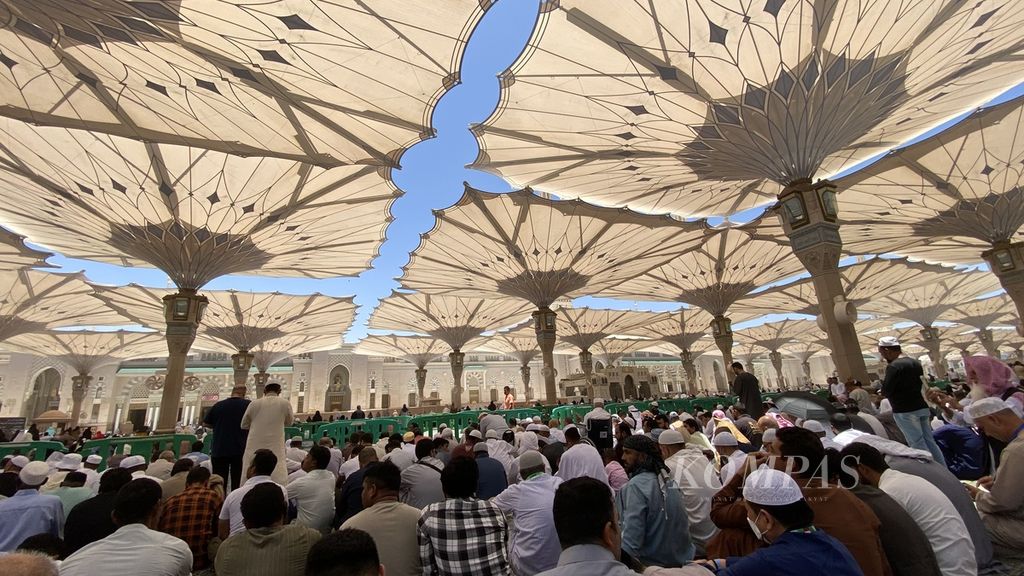 Muslims prepare to perform Friday prayers at the Nabawi Mosque, Medina, Saudi Arabia, Friday (16/6/2023). Hajj pilgrims increase sunnah practices, one of which is <i>arbain</i>, namely praying 40 times a day at the Nabawi Mosque.