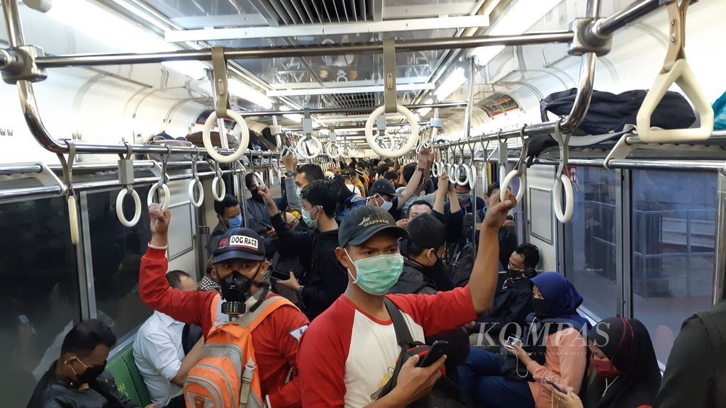 Pembatasan jam operasional KRL mengakibatkan kepadataan penumpang di Stasiun Manggarai, Senin (13/4/2020) sore, saat pulang kerja.