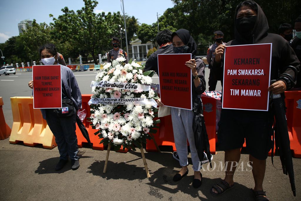 Aksi damai oleh aktivis dari Amnesty International Indonesia, Ikatan Keluarga Orang Hilang Indonesia (Ikohi), dan Komisi untuk Orang Hilang dan Korban Tindak Kekerasan (Kontras) di depan Istana Merdeka, Jakarta Pusat, Senin (5/10/2020). 