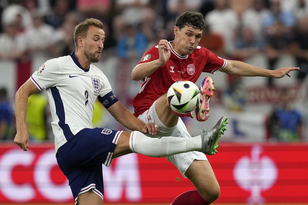 Harry Kane dari Inggris, kiri, menantang Andreas Christensen dari Denmark pada pertandingan Grup C antara Denmark dan Inggris pada turnamen sepak bola Piala Eropa 2024 di Frankfurt, Jerman, Kamis, 20 Juni 2024.