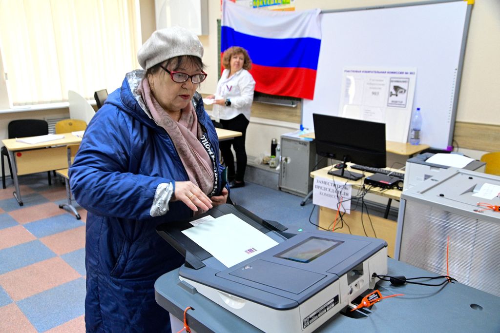 Warga memberikan suaranya dalam pemilihan presiden Rusia di kota Vladivostok pada 15 Maret 2024.