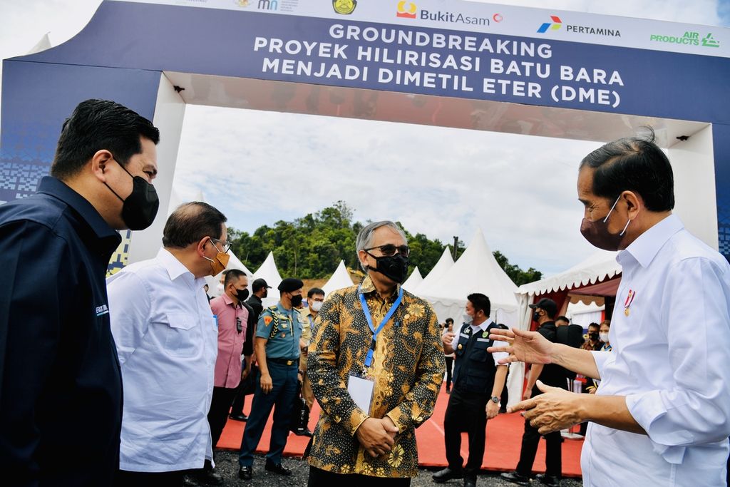 Presiden Joko Widodo meresmikan dimulainya pembangunan perusahaan (<i>groundbreaking</i>) pengolah batubara menjadi dimetil eter (DME) di Kabupaten Muara Enim, Sumatera Selatan, Senin (24/1/2022). 