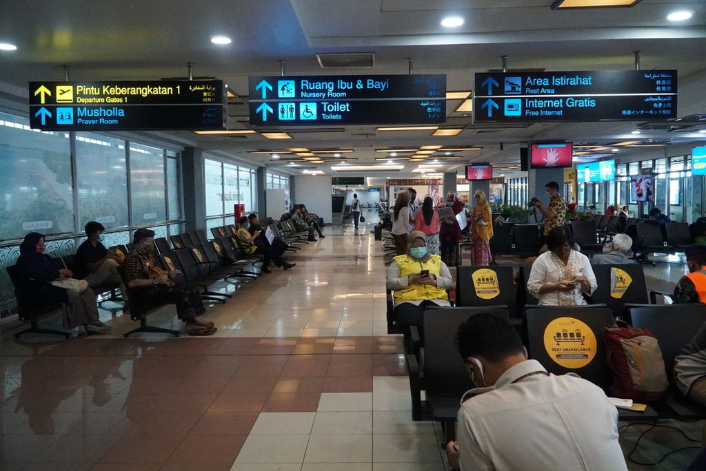 Penumpang menunggu waktu keberangkatan di Bandara Internasional Minangkabau, Padang Pariaman, Sumatera Barat, Jumat (18/9/2020). 