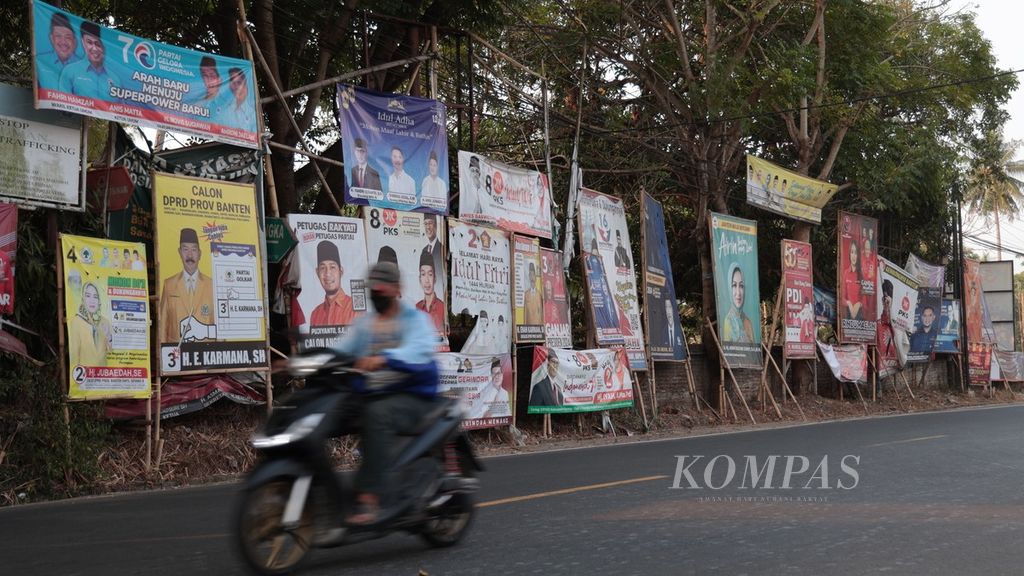 Deretan baliho bakal calon anggota legislatif terpasang menyesaki ruang publik, seperti terlihat di kawasan Cinangka, Kabupaten Serang, Banten, Rabu (27/9/2023). 