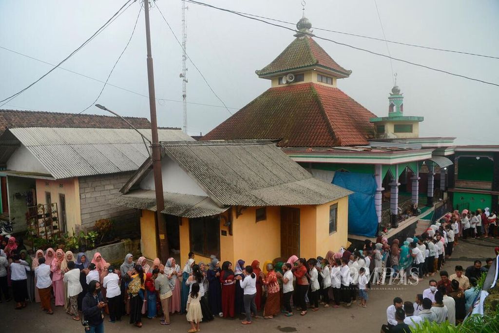 Kemeriahan Idul Fitri saat warga menjalankan tradisi silaturahmi antarumat beragama di Dusun Tekelan, Desa Batur, Kecamatan Getasan, Kabupaten Semarang, Jawa Tengah, Senin (2/5/2022). 