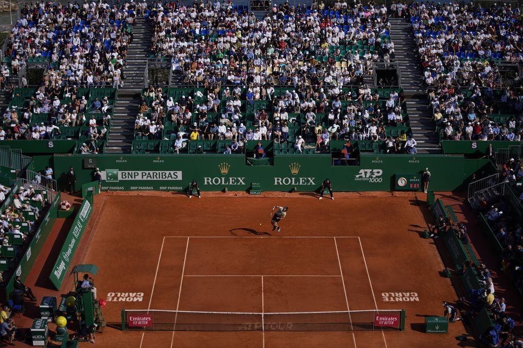 Suasana pertandingan antara petenis Yunani, Stefanos Tsitsipas, dan petenis Jerman, Alexander Zverev, dalam babak semifinal ATP Masters 1000 Monte Carlo, di Lapangan Rainier III, Monte Carlo Country Club, Monako, Sabtu (16/4/2022). Tsitsipas mengalahkan Zverev, 6-4, 6-2. 