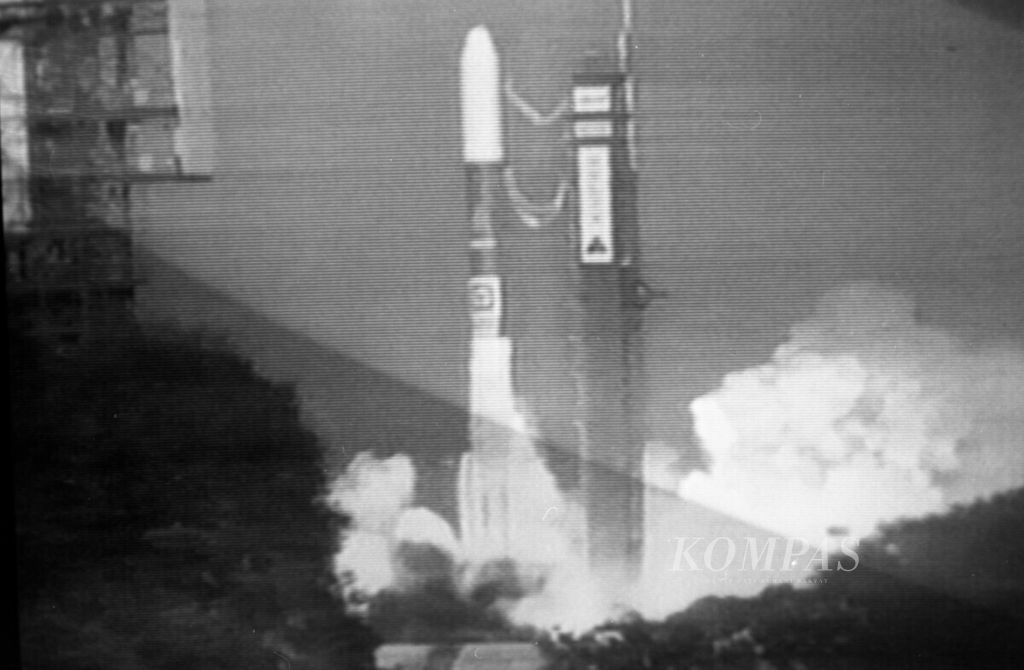  Mulus - Satelit Palapa B-2R yang akan menggantikan Palapa B-1 (umurnya tinggal 6 bulan lagi), meluncur dengan mulus hari Sabtu (14/4/1990), pukul 05.28 WIB. Peluncuran berlangsung di Cape Canaveral Florida dengan roket tiga tingkat Delta II 6925-8.  