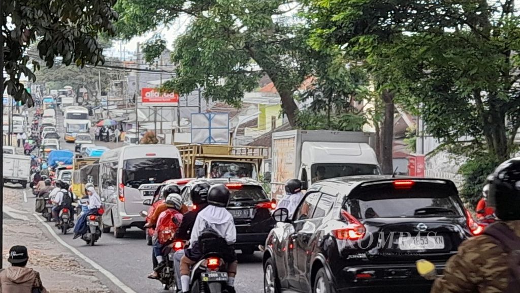 Arus kendaraan padat terlihat di Jalan Ir Soekarno, Kota Batu, Jawa Timur, Selasa (20/12/2022), seiring mulai libur sekolah dan menjelang liburan akhir tahun.