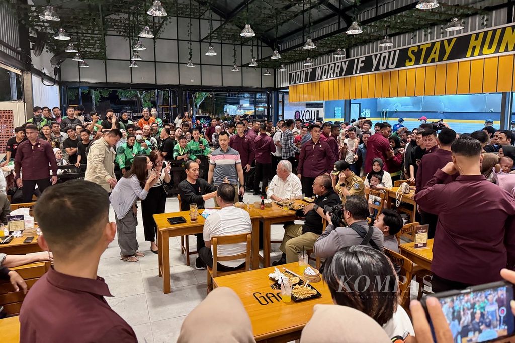 Kedatangan Presiden Joko Widodo dan rombongan disambut antusias pengunjung dan warga yang sengaja datang ke kedai Mie Gacoan di Kota Mataram, Nusa Tenggara Barat, Selasa (30/4/2024) malam. 