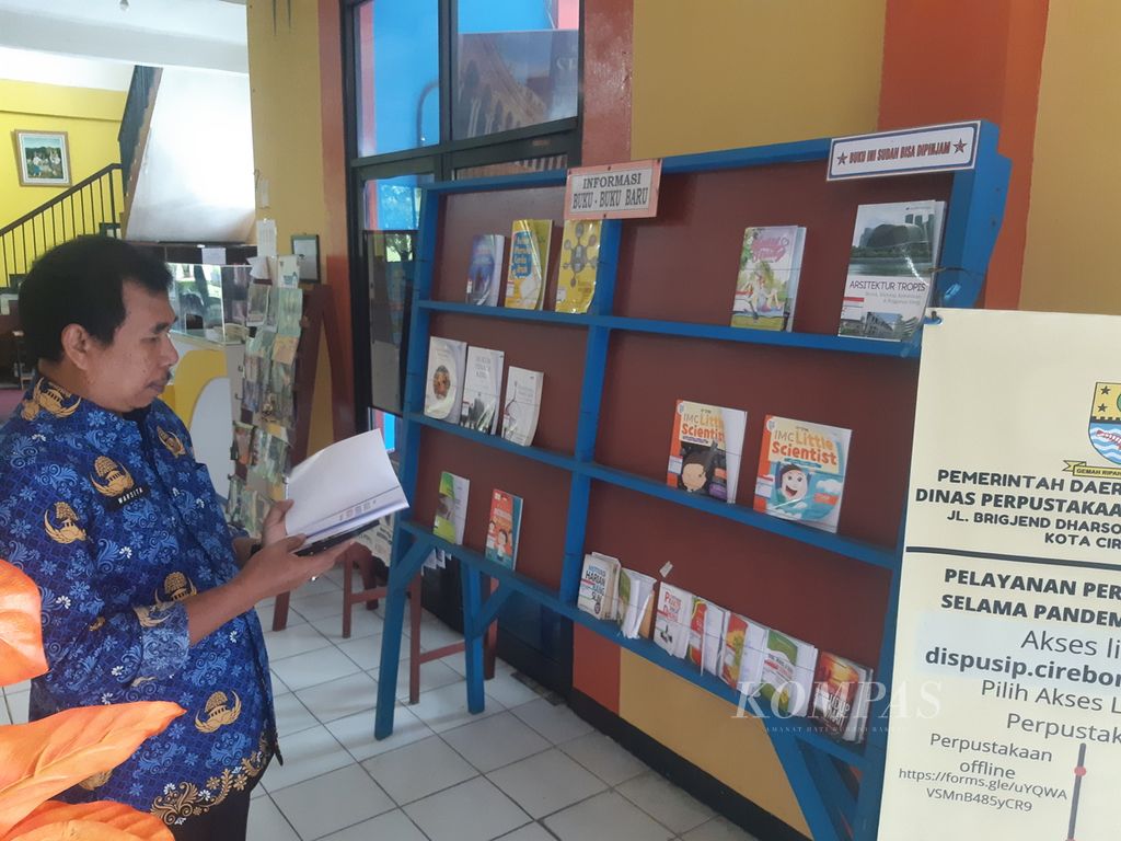 Petugas menunjukkan koleksi buku baru di Perpustakaan 400 Kota Cirebon, Jawa Barat, Selasa (17/1/2023). 