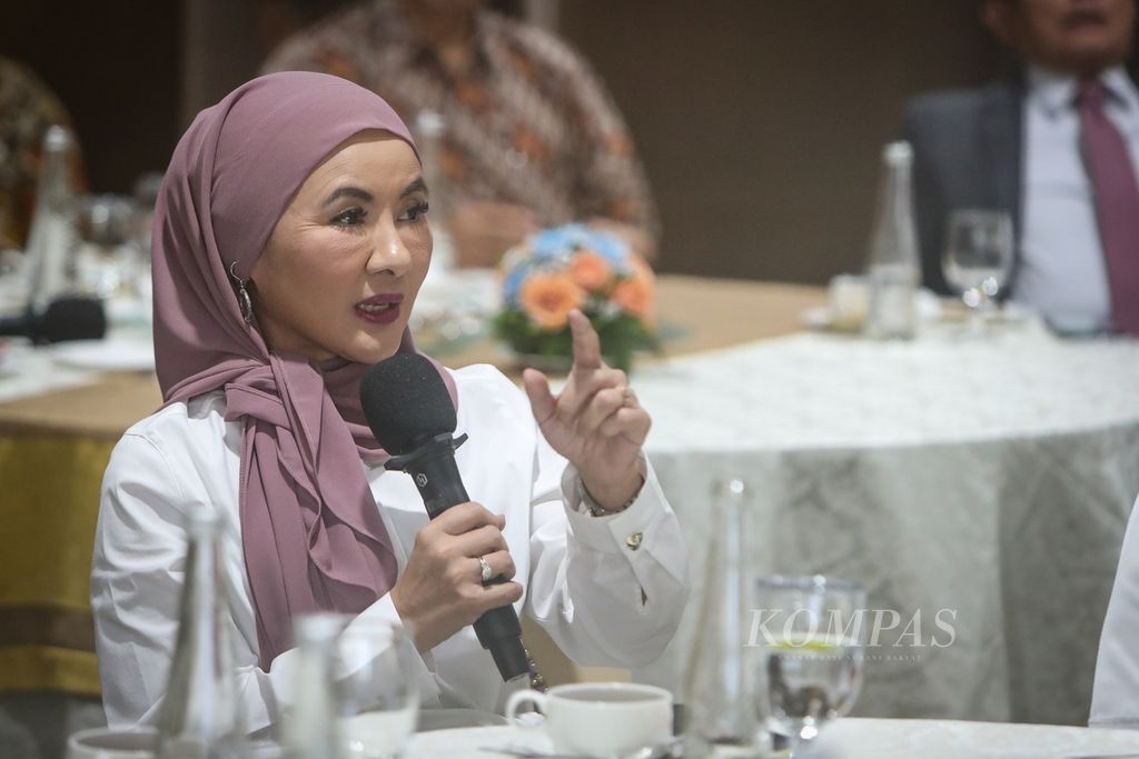 Direktur Utama PT Pertamina (Persero) Nicke Widyawati berbicara dalam diskusi Kompas Collaboration Forum di Gedung Kompas Gramedia, Jakarta, Jumat (7/7/2023). 