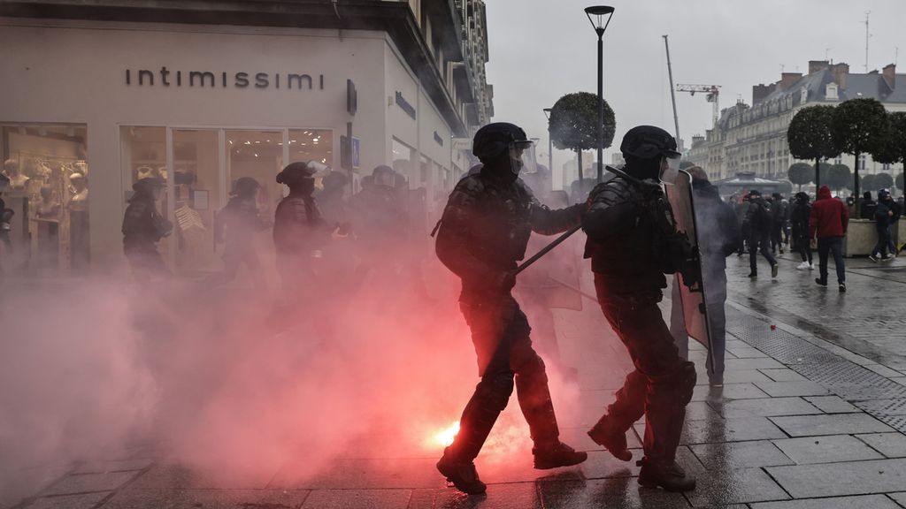 Polisi huru-hara Perancis berusaha mengatasi massa yang berunjuk rasa di Rennes yang terletakdi Perancis bagian barat pada hari Rabu tanggal 22 Maret 2023. Rakyat menolak Undang-Udang Reformasi Usia Pensiun yang didorong oleh Presiden Emmanuel Macron dan tengah dibahas di Mahkamah Konstitusi.