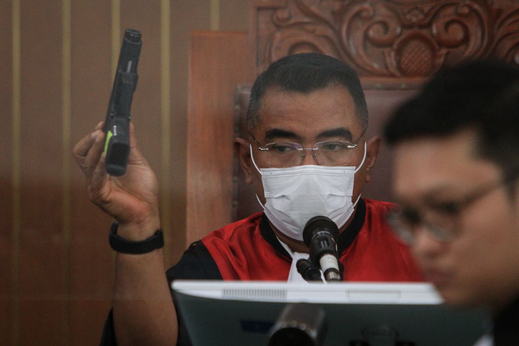 Hakim Wahyu Iman Santoso menunjukkan barang bukti berupa pistol HS-9 dalam sidang lanjutan terkait kasus pembunuhan berencana terhadap Brigadir J di Pengadilan Negeri Jakarta Selatan, Selasa (22/11/2022). 