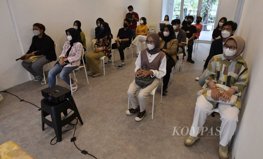 Para peserta menyimak materi yang disampaikan Novieta Tourisia dalam <i>workshop</i> Kompasfest 2022 Presented by BNI di Kalla di Kalijaga, Jakarta Selatan, Sabtu (20/8/2022). Sejumlah <i>workshop</i> yang terbagi dalam dua kelas dengan menampilkan sejumlah pemateri yang membahas ide-ide kreatif dan inspiratif dihadirkan dalam hari kedua Kompasfest 2022 yang mengusung tema Freedom.