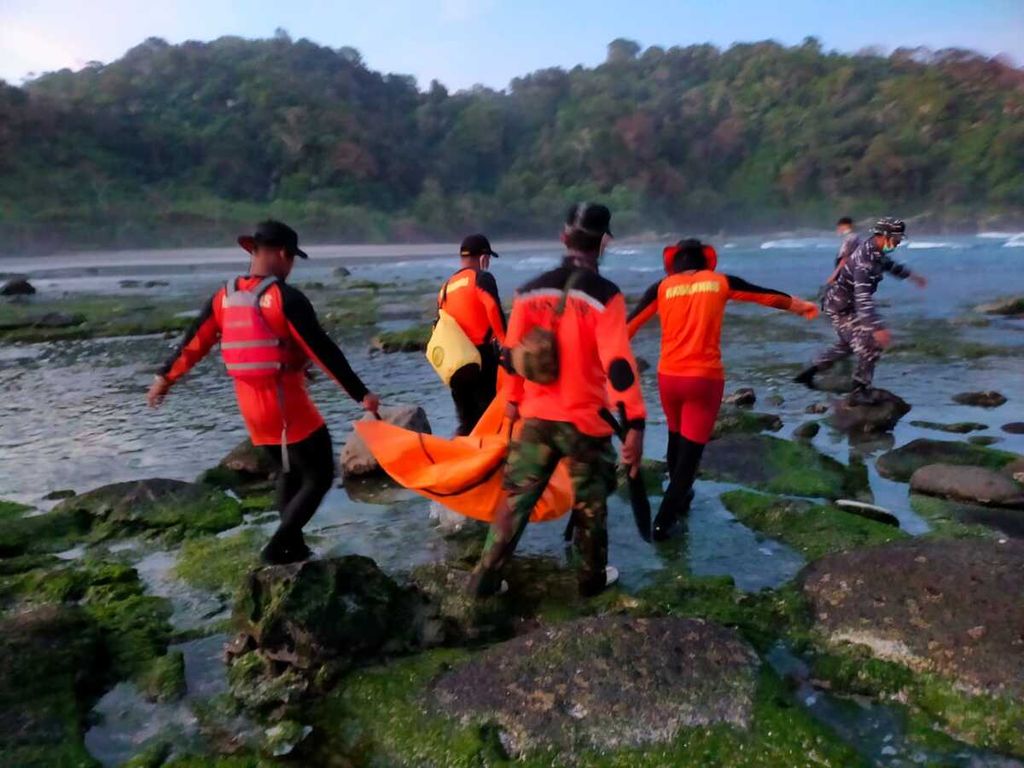 Tim SAR gabungan mengevakuasi korban nelayan yang tenggelam di Nusakambangan, Cilacap, Jawa Tengah, Senin (14/8/2023) sore.