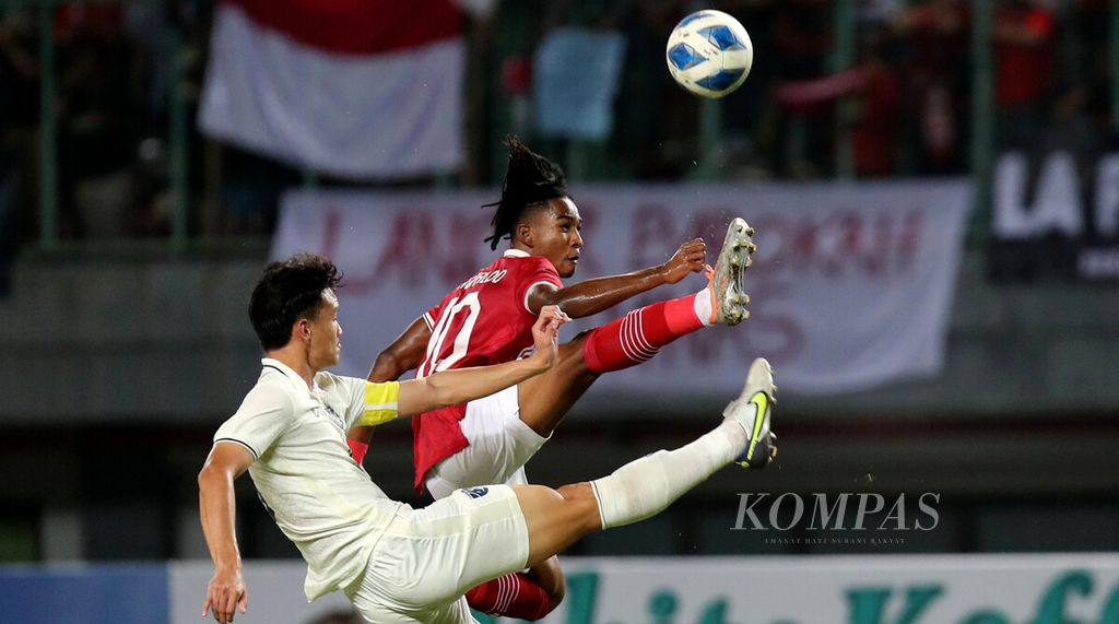 Pemain tim nasional Indonesia U-19 Ronaldo Kwateh (kanan) berebut bola dengan kapten Thailand, Chanapacg Buaphan, pada laga penyisihan Grup A Piala AFF U-19 2022 di Stadion Patriot Chandrabhaga, Bekasi, Jawa Barat, Rabu (6/7/2022). Pertandingan berakhir sama kuat 0-0.