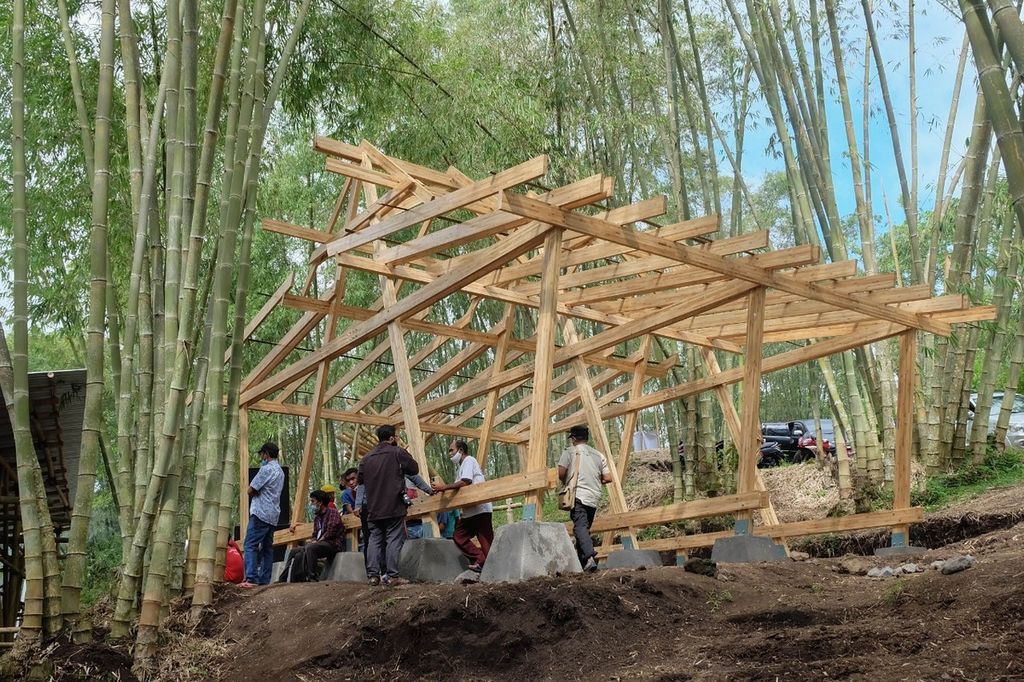 Pembangunan Kampus Bambu Turetogo di Ngada sebagai pusat pembelajaran ratusan, bahkan ribuan, ibu dari tujuh kabupaten di NTT. Selama belajar, mereka menginap di lima unit <i>guest house</i> milik desa. Mereka belajar soal bambu dari hulu sampai hilir. Hasil pembibitan anakan bambu dibeli Rp 2.500 per anakan oleh YBL. 
