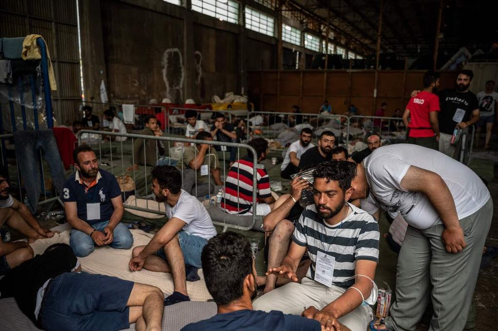 Para pengungsi ditampung di Kalamata, Yunani, Kamis (15/6/2023). Mereka diselamatkan dari kapal yang karam di Laut Tengah pada Rabu dini hari. 