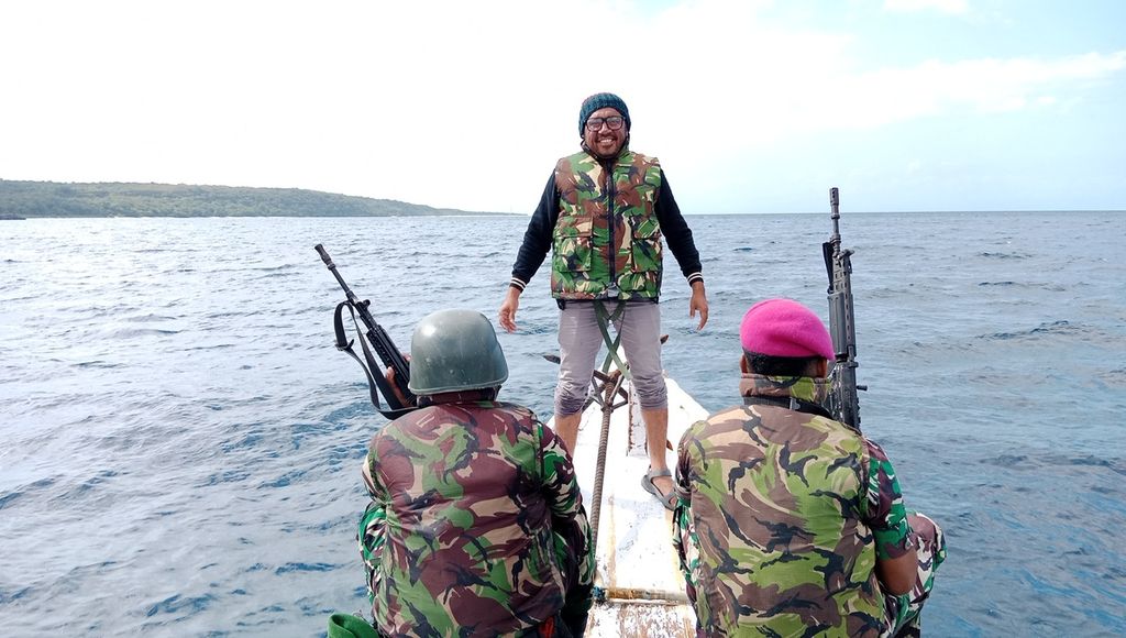 Jurnalis <i>Kompas,</i> Frans Pati Herin, saat mengikuti patroli pengamanan di perbatasan Indonesia dan Timor Leste. Patroli lepas pantai di Pulau Wetar, Kabupaten Maluku Barat Daya, Maluku, Selasa (9/8/2022). 