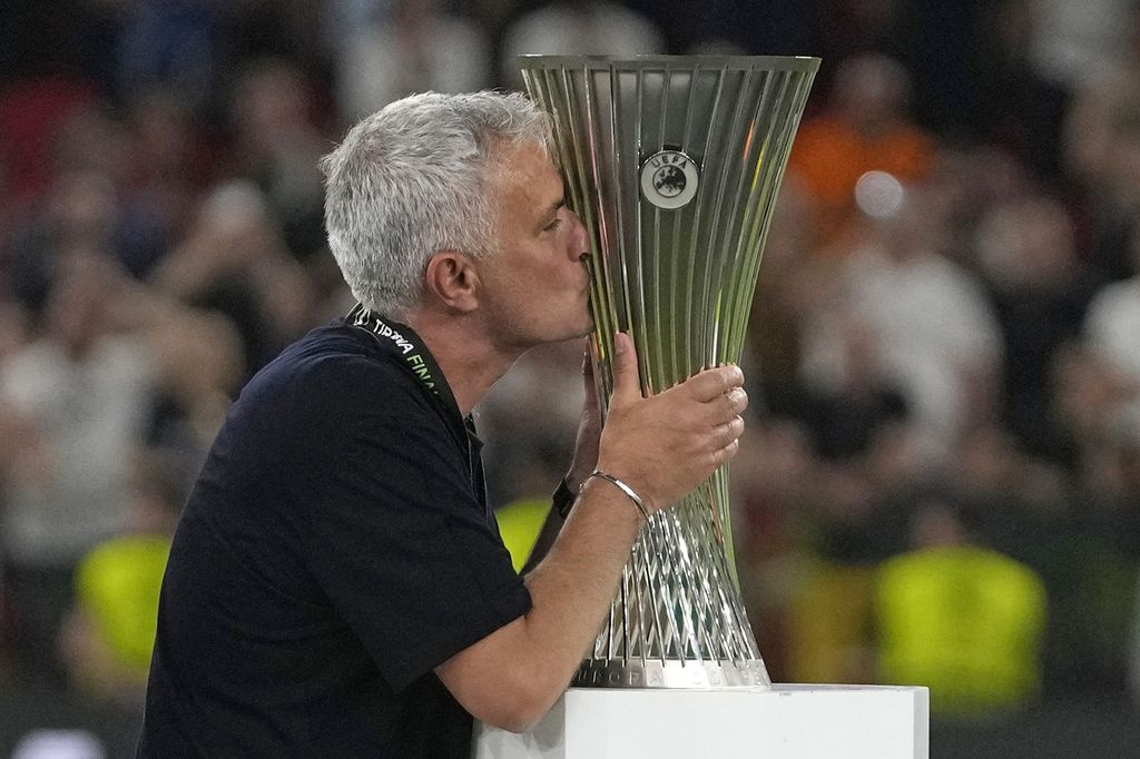 Pelatih AS Roma mencium trofi Liga Konferensi Eropa di Tirana, Albania, 25 Mei 2022. 