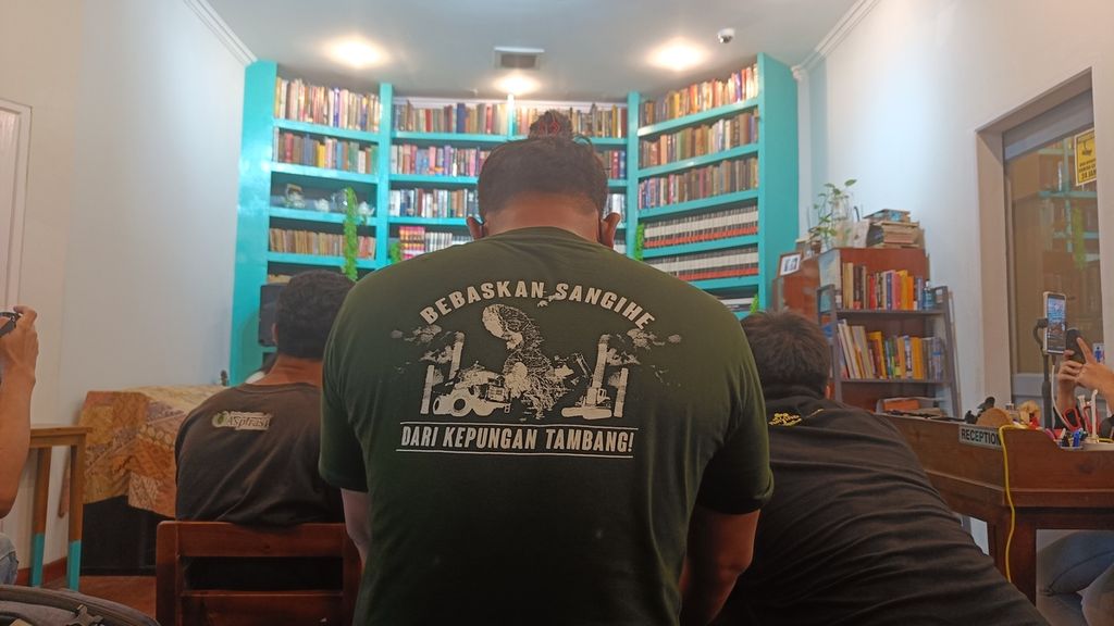 Bagian belakang baju yang dikenakan peserta konferensi pers Koalisi Save Sangihe Island di Tebet, Jakarta Selatan, Rabu (16/11/2022).