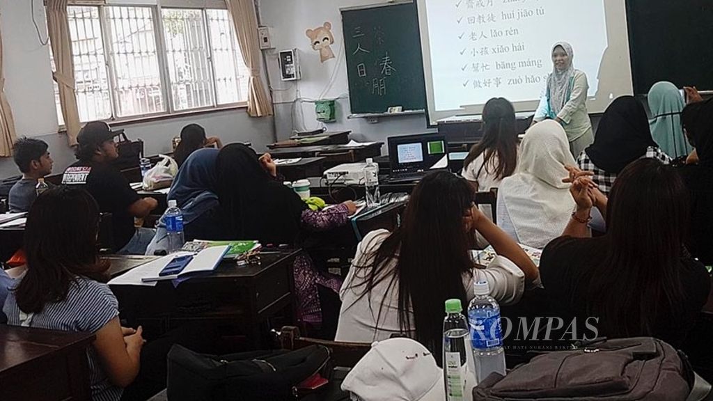Sejumlah pekerja migran Indonesia sedang belajar bahasa Mandarin di Taipei.