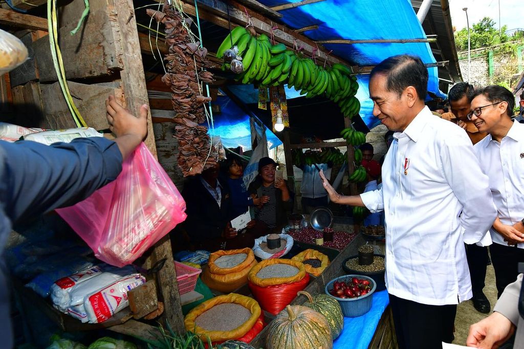 Presiden Joko Widodo menyambangi Pasar Tumpah Mamasa, Kabupaten Mamasa, Sulawesi Barat, Selasa (23/4/2024). Presiden menyampaikan rencana membangun pasar permanen di wilayah ini.
