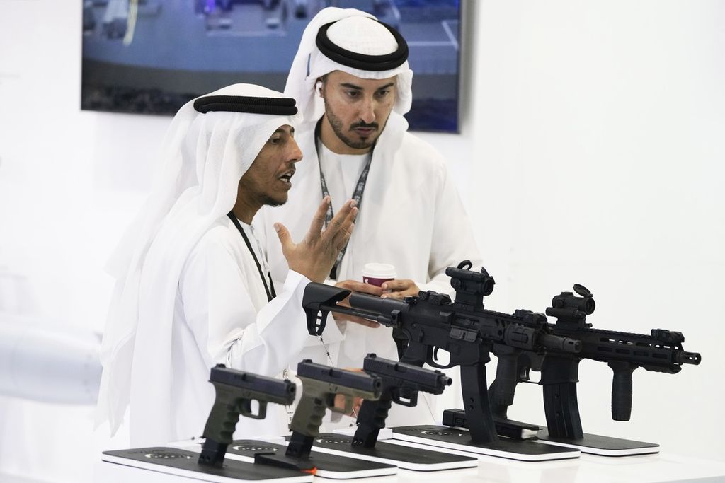 Warga Uni Emirat Arab melihat senjata api Israel dalam Pameran dan Konferensi Pertahanan Internasional di Abu Dhabi, Uni Emirat Arab, Senin, 20 Februari 2023. 