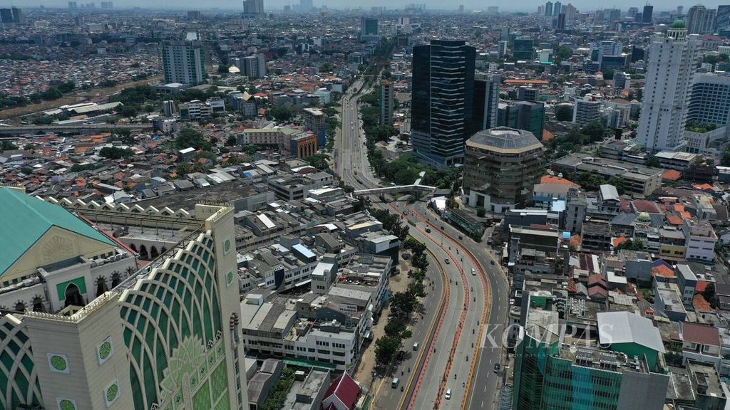 Foto aerial lalu lintas lengang di Jalan Mas Mansyur di sekitar Pasar Tanah Abang, Jakarta Pusat, Selasa (31/3/2020). 