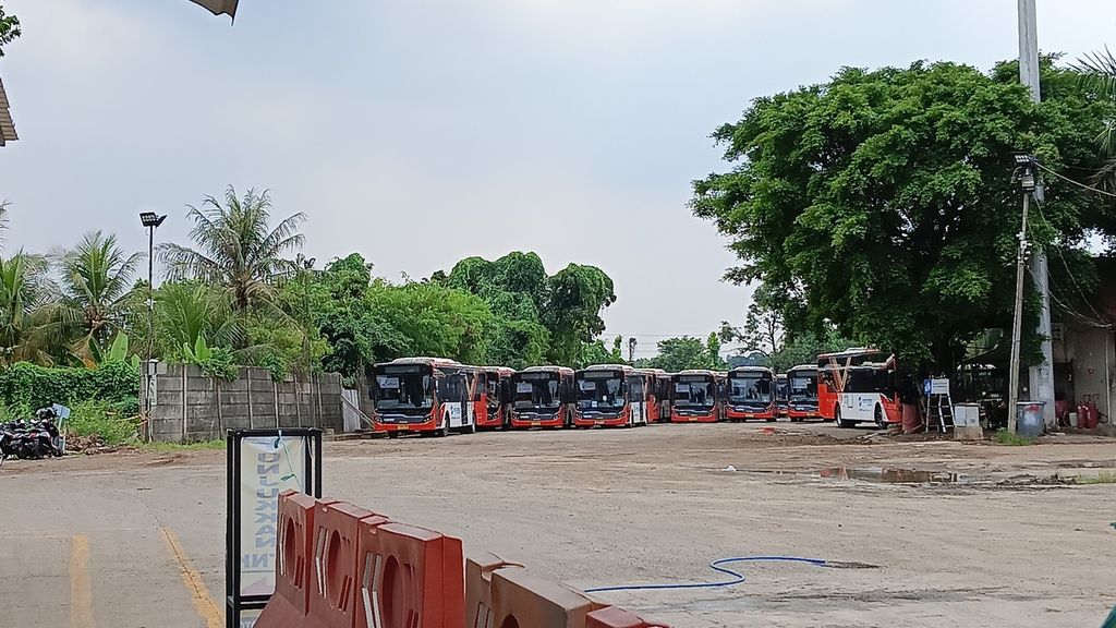 Puluhan bus Transjakarta terparkir di Depo Transjakarta Pinang Ranti, Jakarta Timur, Rabu (21/22/2022). Puluhan bus itu diduga mangkrak atau tak beroperasi.