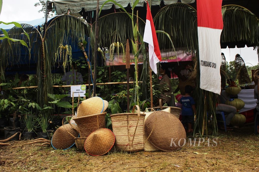 Berbagai peralatan berladang khas masyarakat adat Dayak Ngaju di Desa Tumbang Oroi, Kabupaten Gunung Mas, Kalimantan Tengah, pada Sabtu (24/9/2022) ditunjukkan dalam peringatan Hari Tani Nasional 2022. Mereka khawatir perkakas mereka hanya jadi tontonan karena sudah lama tak bisa berladang.