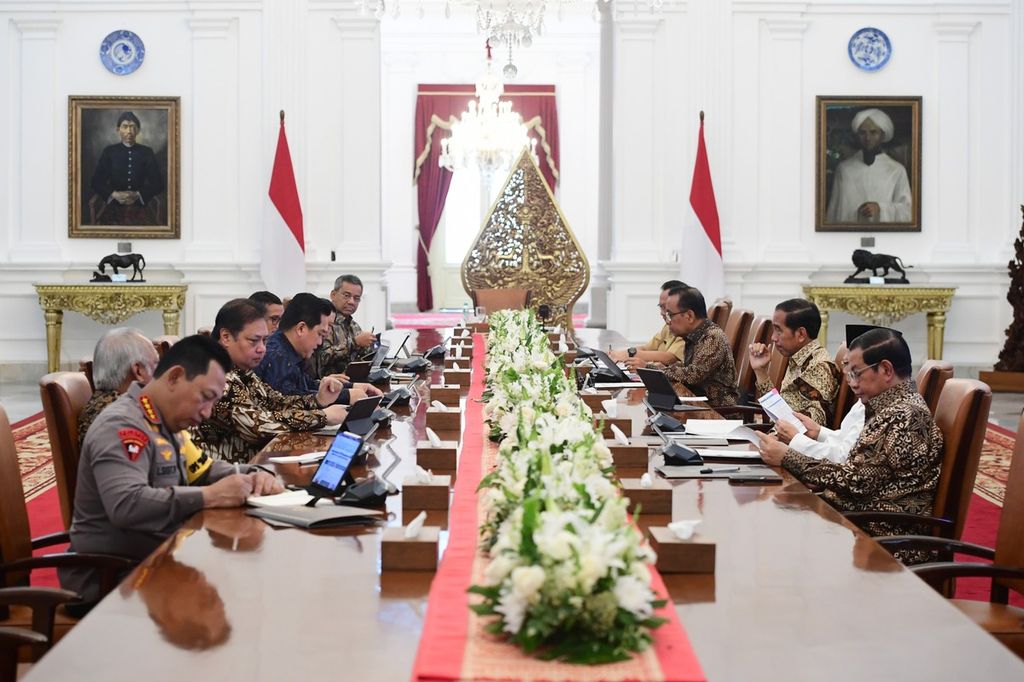 Presiden Joko Widodo memimpin rapat terbatas terkait dana pariwisata Indonesia di Istana Merdeka, Jakarta, Senin (4/12/2023). Dana pariwisata menurut rencana digunakan untuk mendukung penyelenggaraan <i>event</i> pariwisata, promosi pariwisata, dan meningkatkan citra Indonesia di mata dunia.