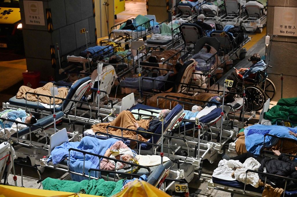 Para pasien terpaksa dirawat di luar rumah sakit Pusat Medika Caritas di Hong Kong, 16 Februari 2022, menyusul lonjakan kasus dan pasien Covid-19 di wilayah itu. 