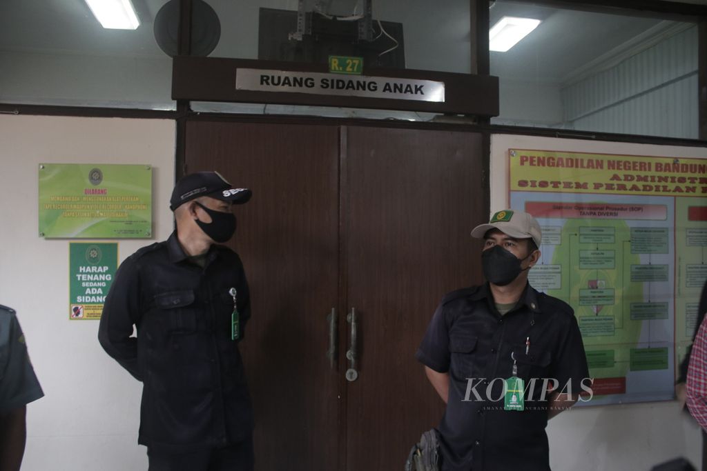 Sejumlah petugas berjaga saat pelaksanaan sidang terkait kasus pemerkosaan siswa oleh Herry Wirawan (36) di Pengadilan Negeri Kelas 1A Khusus Bandung, Jawa Barat, Selasa (21/12/2021).