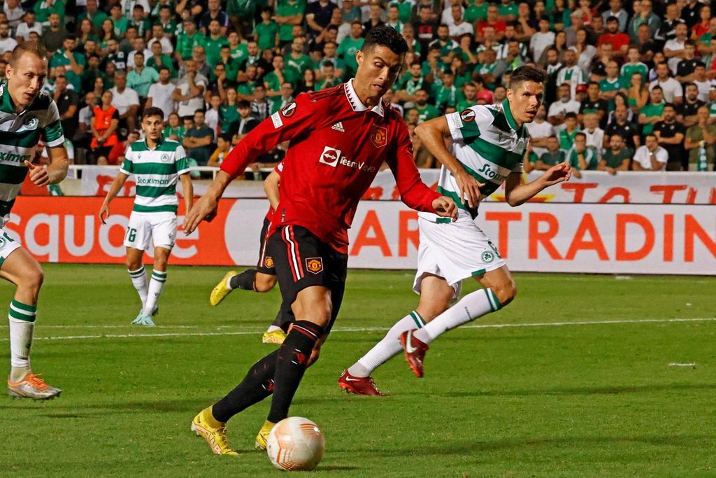 Penyerang Manchester United Cristiano Ronaldo (tengah) menggiring bola pada laga Grup E Liga Europa antara Omonia dan Manchester United di Stadion GSP, Nicosia, Siprus, Jumat (7/10/2022) dini hari WIB.