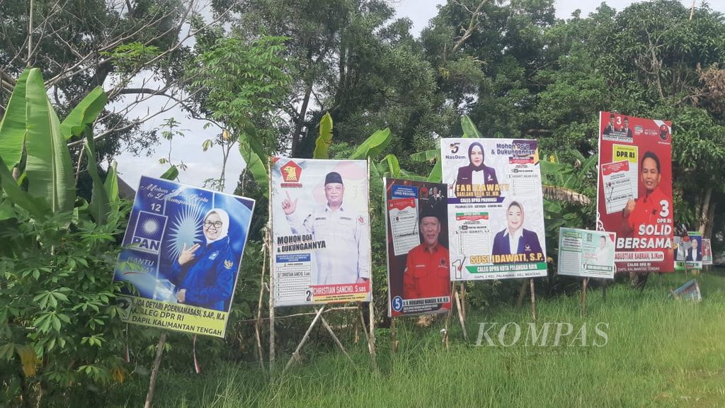 Baliho dan spanduk calon legislatif di Kalimantan Tengah pada Kamis (1/2/2024).