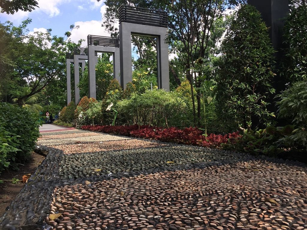 Taman Bungkul Surabaya, Jawa Timur tak hanya cocok buat anak-anak, remaja dan dewasa, tetapi juga warga dari kelompok lanjut usia, bisa melakukan relfeksi dengan jalan pelan-pelan di fasiltas yang sudah disediakan.