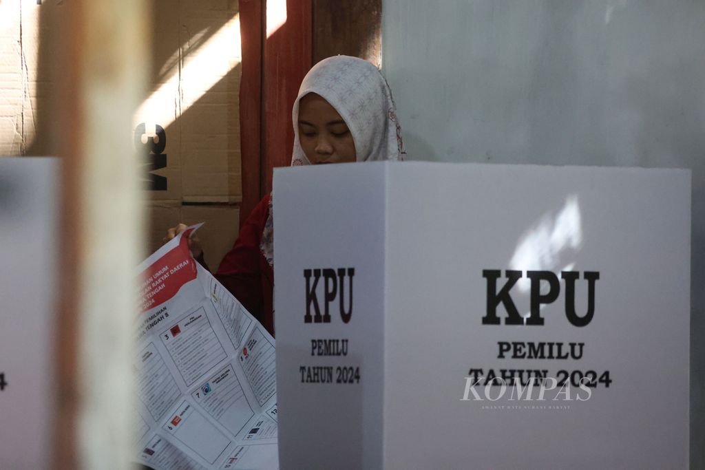 Warga menggunakan hak pilihnya dalam pemungutan suara ulang di TPS 06, Dusun Ngleses, Desa Candimulyo, Magelang, Jawa Tengah, Minggu (18/2/2024). 