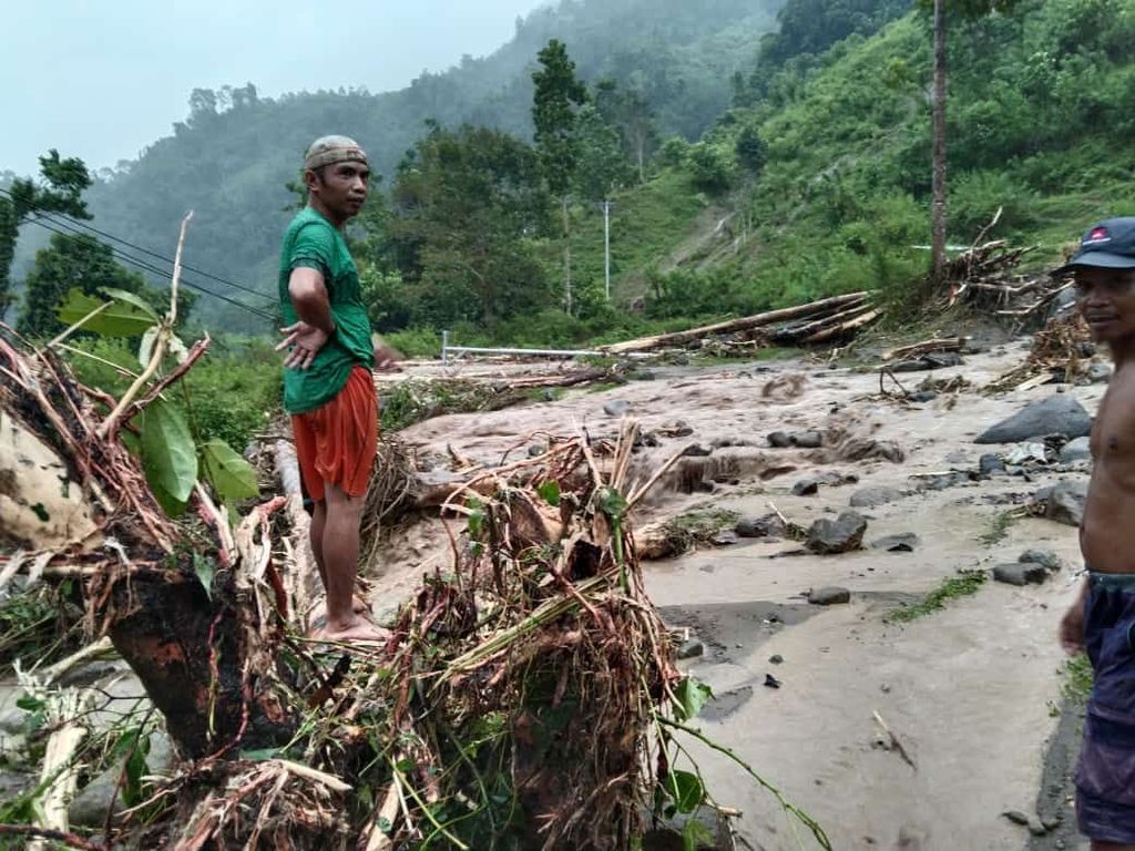 Kondisi pascabanjir bandang di Majene, Sulawesi Barat, Jumat (27/5/2022). Hujan deras memicu luapan Sungai Deking dan menyebabkan banjir di sejumlah desa di tiga kecamatan.
