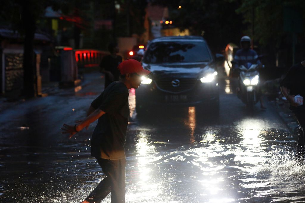 Ilustrasi. Setelah hujan mengguyur Jakarta Selatan, Sabtu (15/10/2022), genangan air telihat di beberapa wilayah, seperti di Jalan Kemang Raya dan Bangka Raya. 