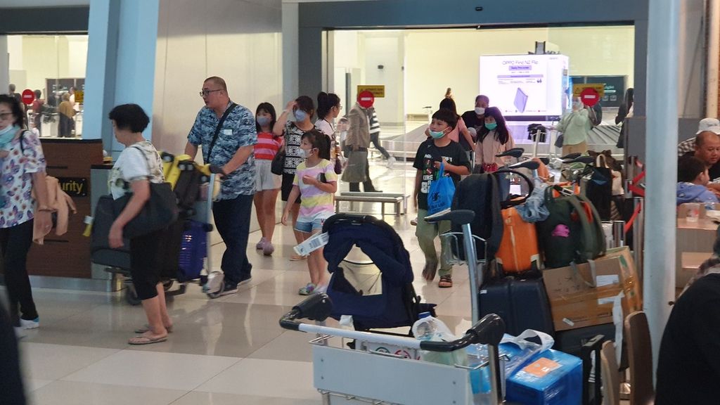 Situasi arus balik Lebaran 2023 di pintu kedatangan domestik di Terminal 3 Bandara Soekarno-Hatta, Cengkareng, Banten, pada Rabu (26/4/2023).